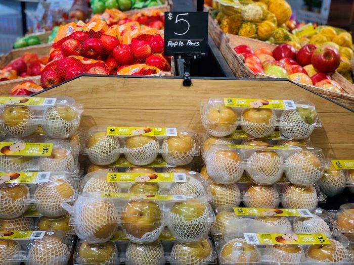 Кожну грушу обгортають і продають у супермаркеті