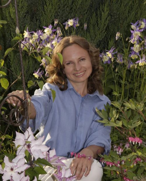 Світлана Кучер у своїй райській композиції з клематису, аквілегії та дицентри&nbsp;