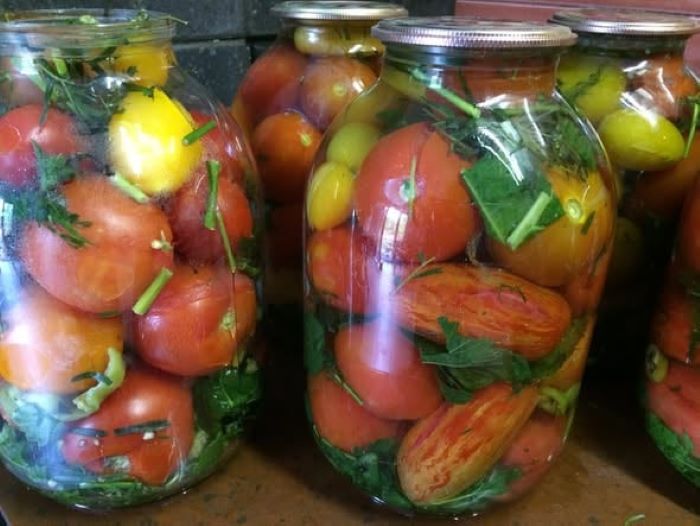 Банки консервованих томатів за сімейним рецептом Наталії Кассанеллі