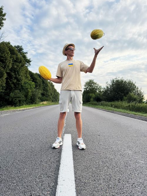Андрій Мельник жонглює кавунами Жако