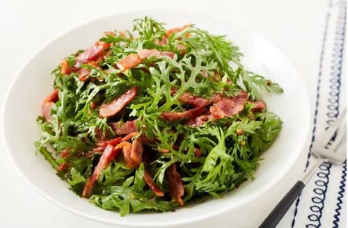 Салатна хризантема з беконом і оливковою олією