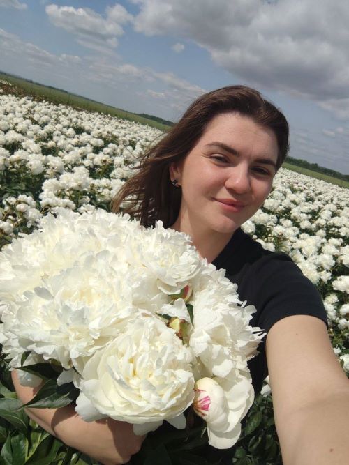 Богдана Гаврилюк з шикарним букетом півоній сорту Ширлі Темпл