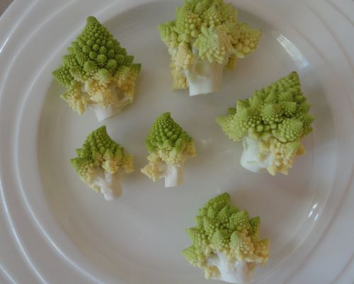 Перед приготуванням капусту Романеско поділяють на суцвіття