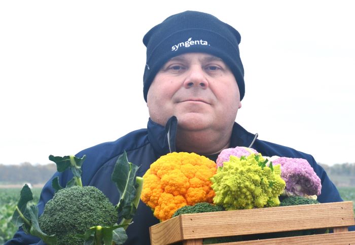 Вадим Бобруйко тримає палітру різних капуст