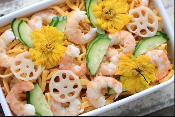 Заморожені квітки хризантеми можна діставати з морозилки та додавати потім до страв