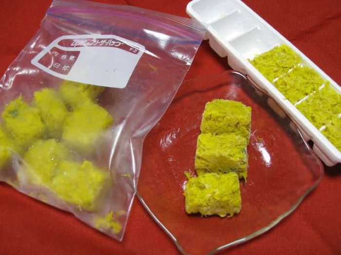 Пелюстки можна заморозити також у формах для льоду